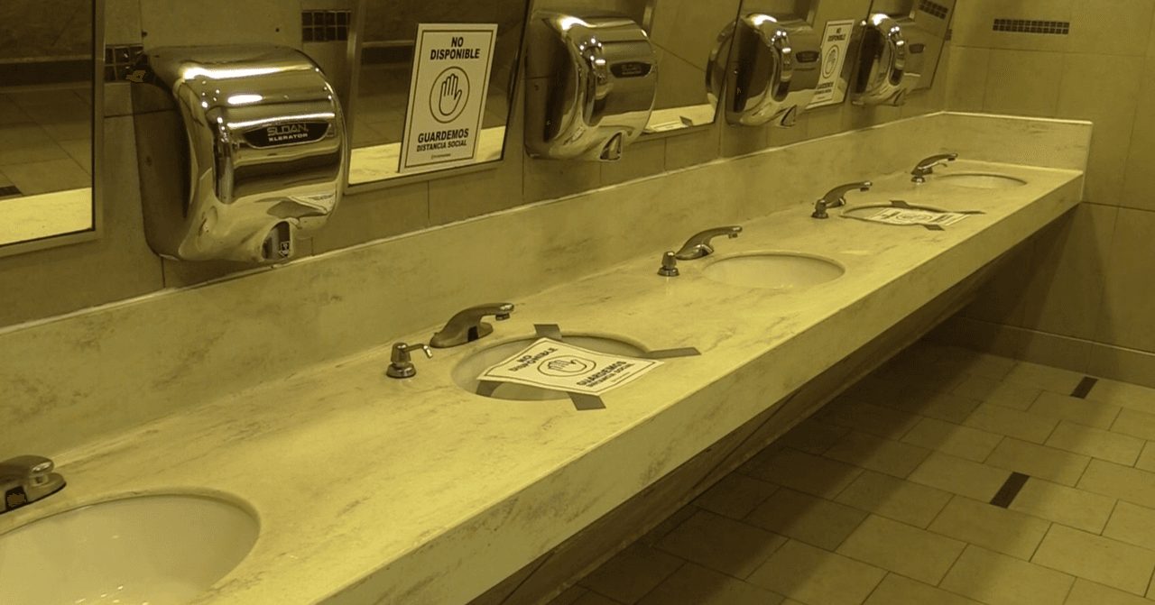 Aunque los comercios ya están operando, el toque de queda continúa vigente de 7:00 de la noche hasta las 5 de la mañana.