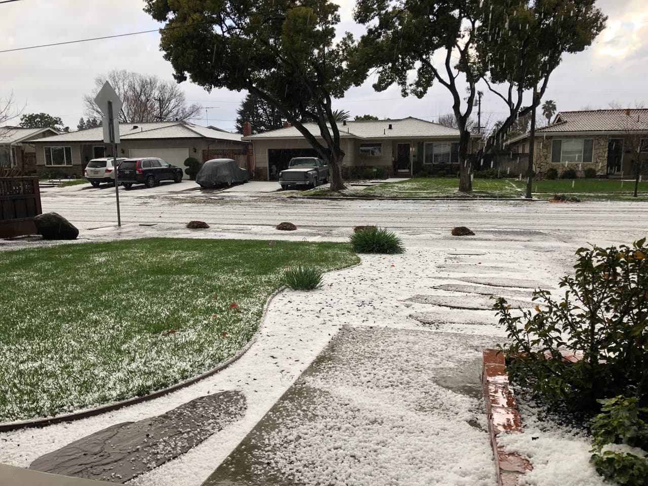 las bajas temperaturas trajeron consigo este domingo a la zona dejandó varias calles cubiertas.