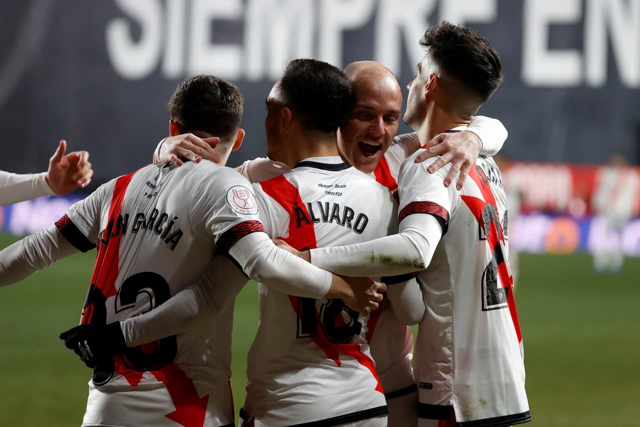 Real Betis se lleva la semifinal de ida tras derrotar al Rayo Vallecano 2-1 en la Copa del Rey. Borja Iglesias y Victor Carvalho le dieron el triunfo a la escuadra verdiblanca, mientras que Álvaro García descontó para los locales. Los mexicanos Diego Lainez y Andrés Guardado estuvieron en la banca.