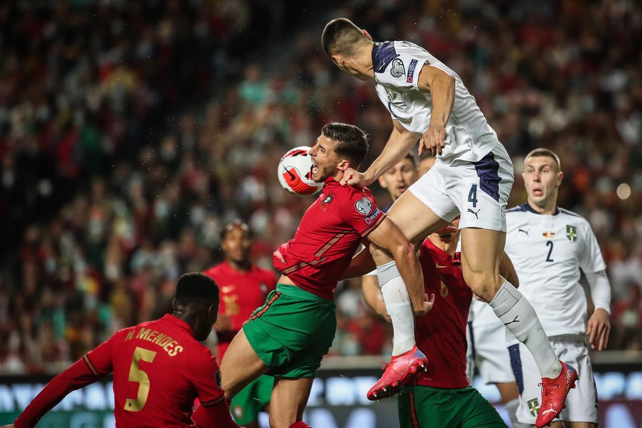 Serbia remonta y le saca el partido a Portugal empatan 2-1 durante la eliminatoria rumbo a Qatar 2022. Renato Sanches abrió el marcador al minuto 2' del encuentro para los locales, pero Dusan Tadic anotó el empate al 33 y Aleksandar Mitrovic le dio el boleto directo a los serbios al Mundial; el equipo de Cristiano va a repechaje.