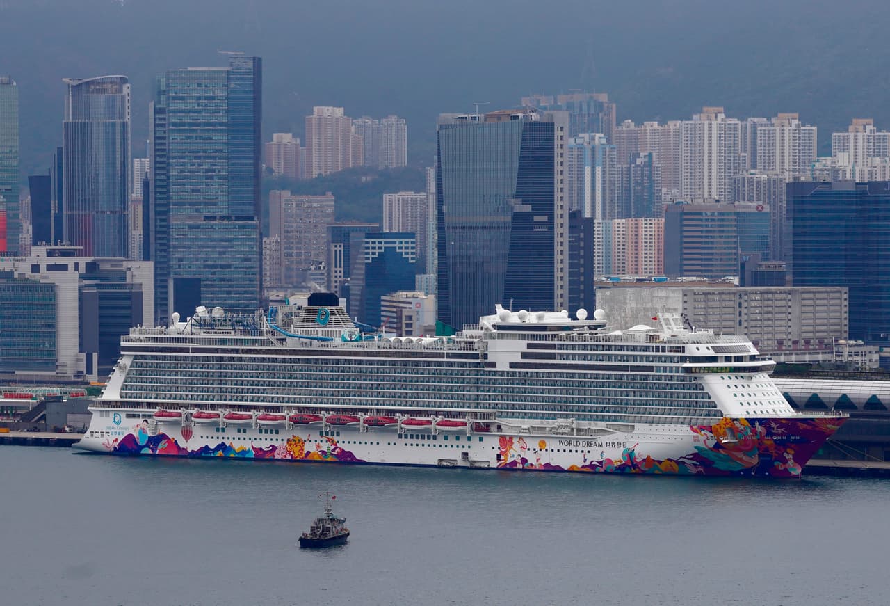 El crucero World Dream atracó en la terminal de cruceros de Kai Tak en Hong Kong, el miércoles 5 de febrero de 2020.