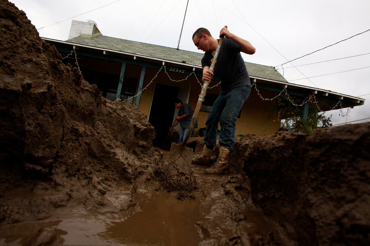Los vecinos de Highland (California) no olvidarán la Navidad de 2010, una fecha que pasaron retirando lodo y tratando de rescatar sus bienes entre los destrozos dejados por las inundaciones.