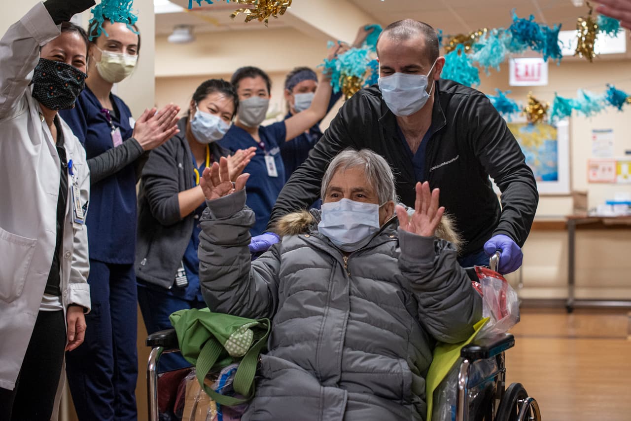 A medida que la nación continúa su batalla contra la pandemia de COVID-19, la esperanza aún encuentra una manera de brillar en estos tiempos difíciles. Hoy, los médicos y enfermeras de Advocate Aurora Health celebraron a varios pacientes que fueron tratados por coronavirus cuando fueron despachados de los hospitales de Illinois y Wisconsin.
