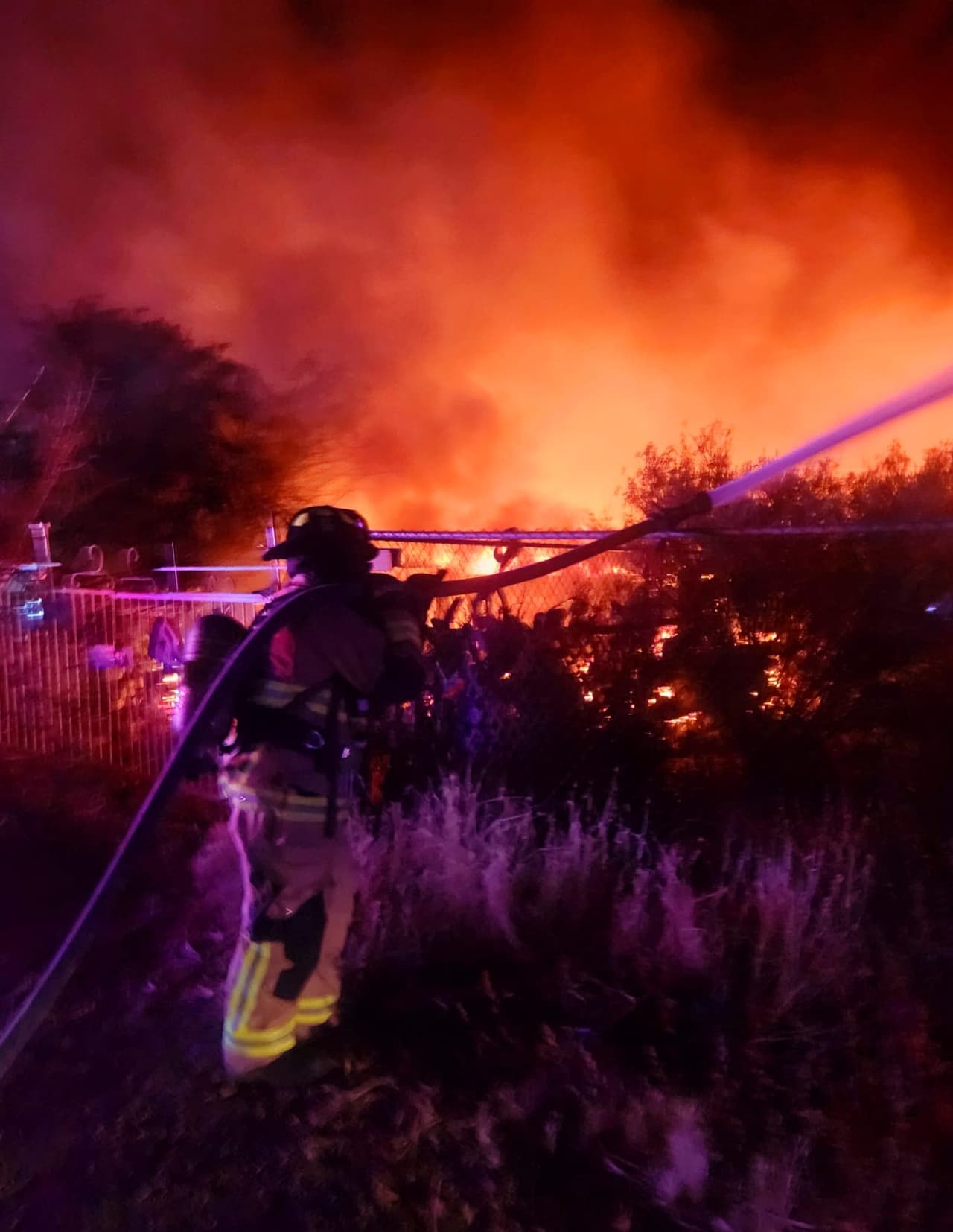 Los bomberos trabajaron durante toda la noche para controlar el incendio. No se reportaron heridos. La causa del incendio está bajo investigación.