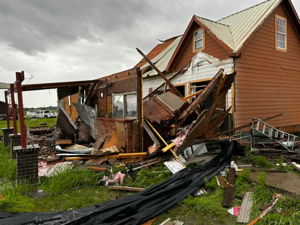 En el condado Navarro se confirmó que tres tornados tocaron tierra, dos EF-1con una velocidad máxima de viento de 110 mph y uno EF-0 al noroeste de Frost.