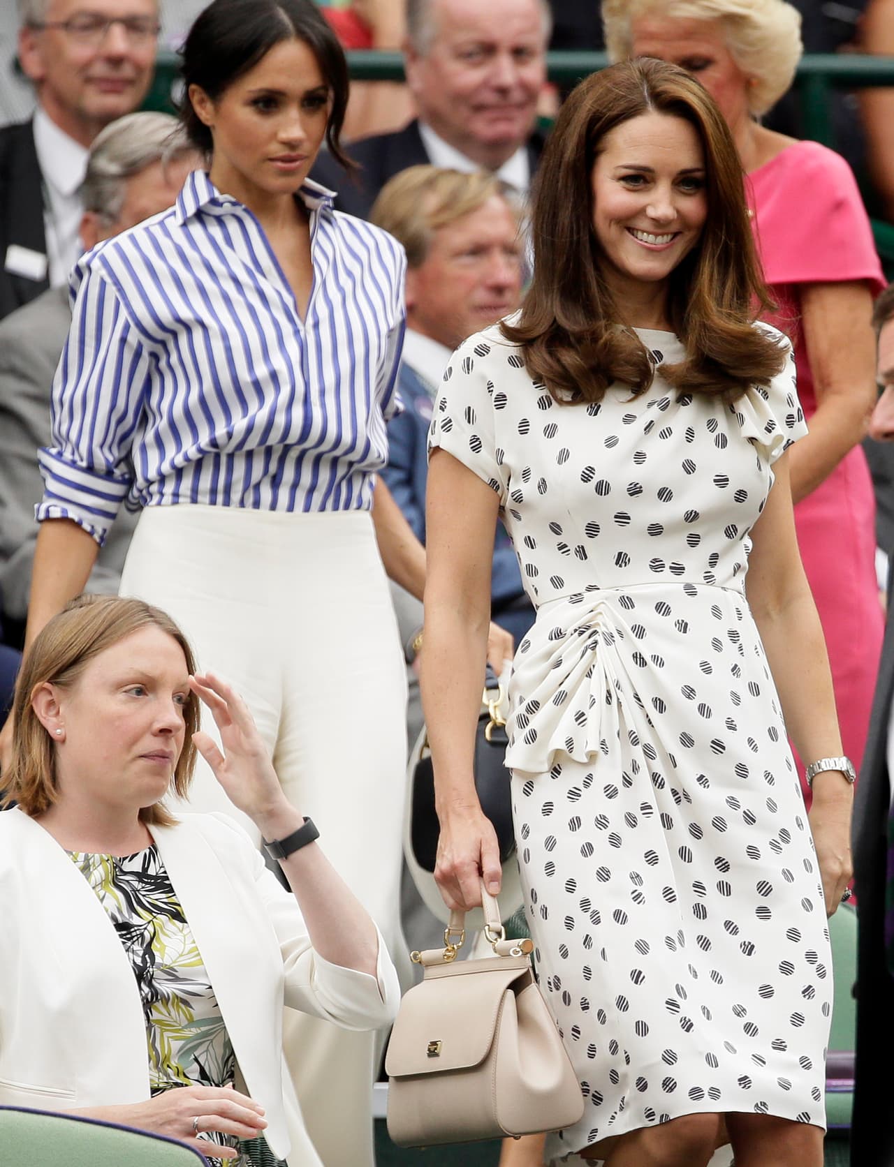 El corte del vestido tenía fruncidos en el escote y la cadera. Un acierto estilístico que favoreció su figura, a pocos meses de haber dado a luz.
<br>
