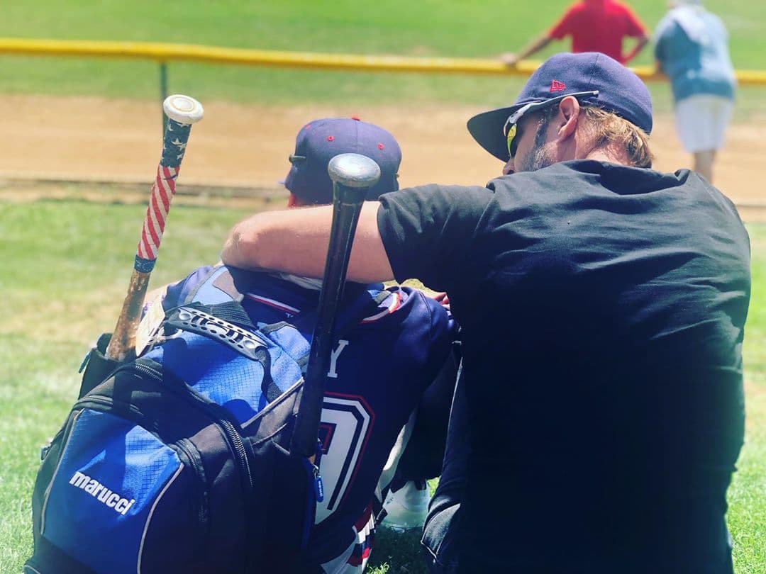 El joven comparte con su famoso padre su afición por los deportes, en especial el béisbol.
<br>