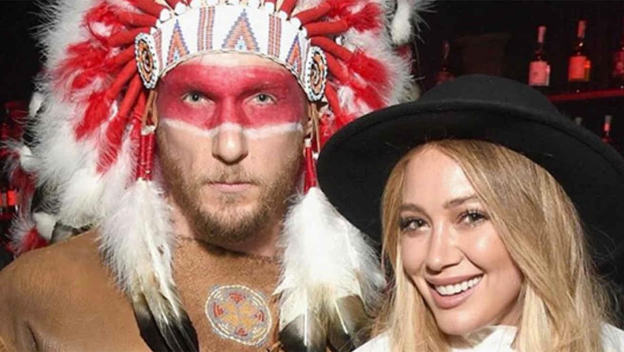 <b>Hilary Duff</b> tuvo que disculparse a a través de twitter por usar un disfraz de peregrina en Halloween, su novio
<b>Jason Walsh</b> vestía como nativo americano, la imagen generó rechazo en las redes sociales, ambos fueron tachados de racistas.