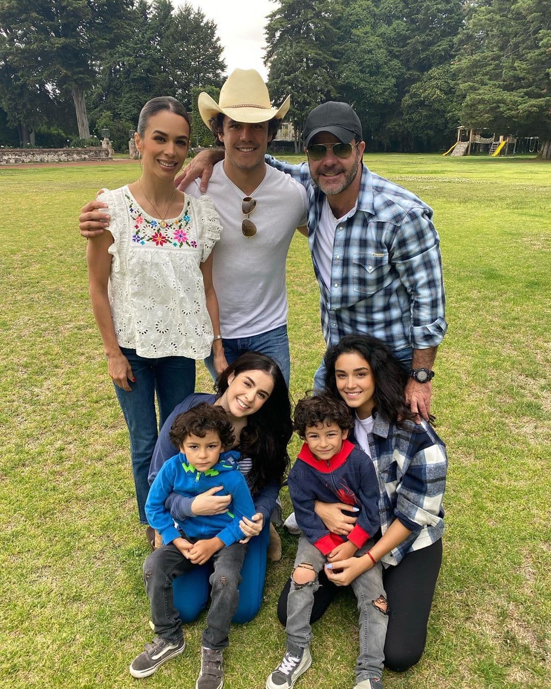 Eduardo y Biby protagonizaron la primera boda que se transmitió en vivo por televisión. Se casaron el 25 de junio de 1994 en el Palacio del Marqués, en Morelos, México. Tienen cinco hijos: Eduardo Jr., Alejandra, Ana Paula, Manuel y Daniel.