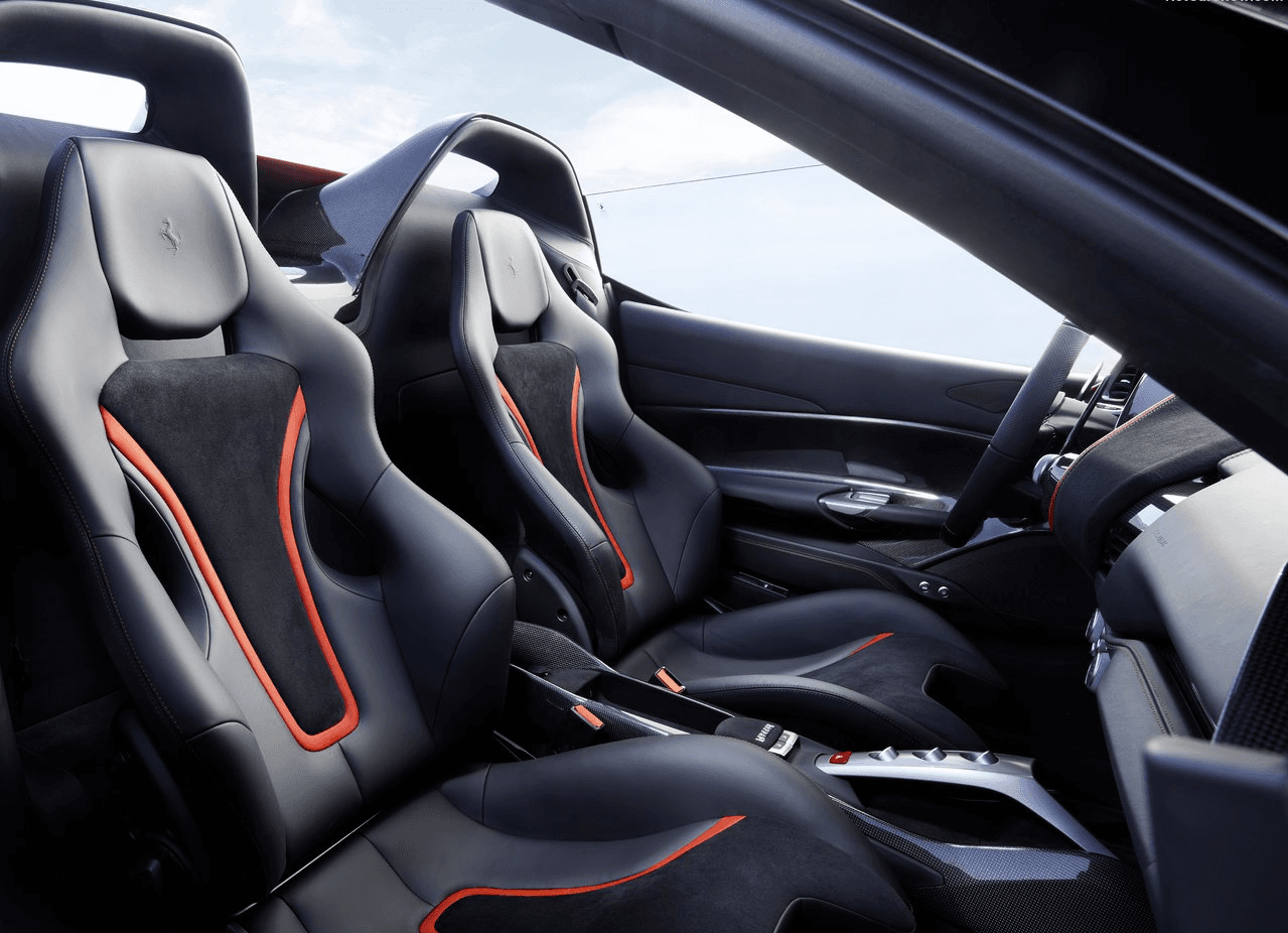 Los contornos de la portezuela trasera del
<b>Ferrari J50</b> se ven replicados en la decoración de los asientos creando una
<b>identidad propia para el vehículo</b>. El techo targa de fibra de carbono se divide en dos partes cada una de las cuales se puede almacenar en detrás de cada asiento.
<br>