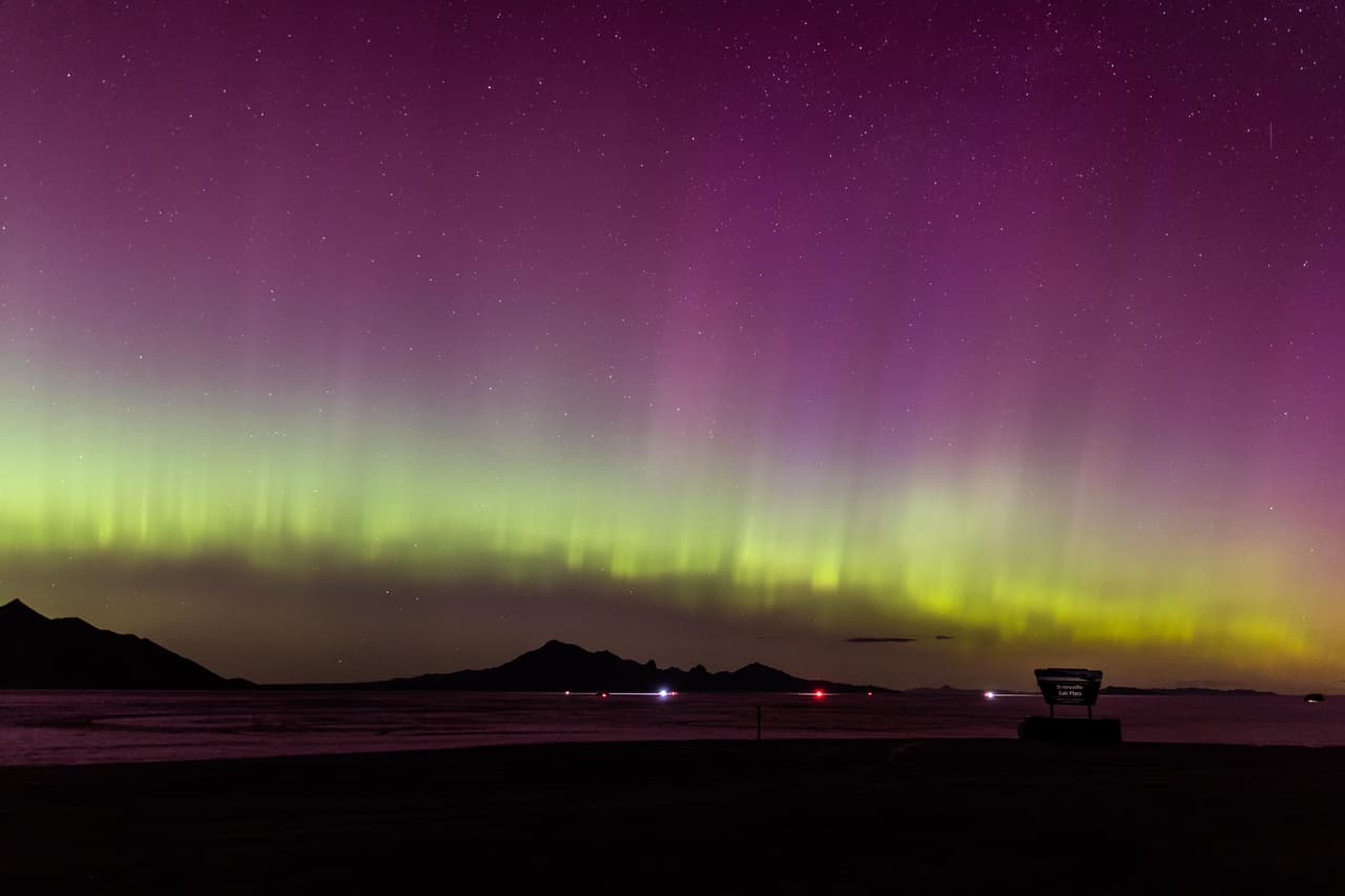 Una tormenta geomagnética iluminó el cielo nocturno con las luces de la aurora boreal sobre las salinas de Bonneville en Wendover, Utah.