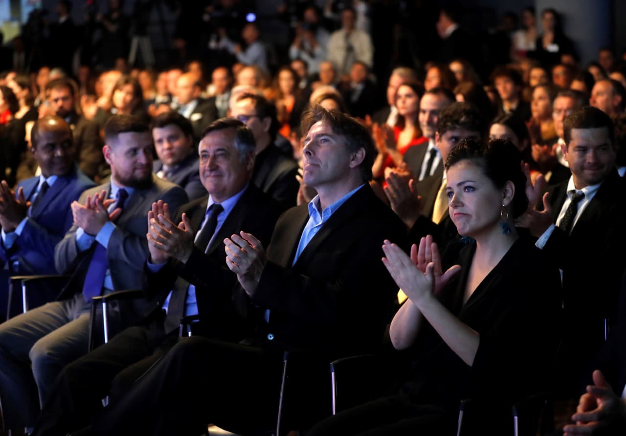 Los españoles Conchi Cejudo (d), Javier del Pino (2d) y Gervasio Sánchez (3d), Premio de Radio por su trabajo en el serial de la cadena SER "Vidas enterradas", aplauden durante la ceremonia de entrega de los XXXVI Premios Rey de España.
