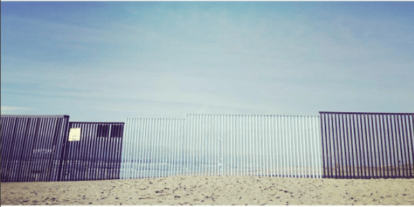 Ana Teresa repitió esta acción en otras partes del muro, ya con más voluntarios de su lado, como ocurrió en octubre de 2015 cuando pintaron completamente de azul cielo el muro en Nogales, Sonora.
<br>