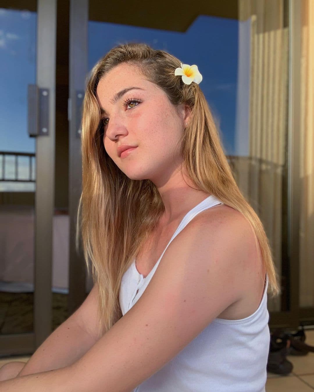 El parecido entre Melenie Carmona y Alicia Villarreal es incuestionable. La joven de 21 años heredó el físico de su madre, con quien comparte el cabello rubio, la tez blanca y el mismo color de ojos.