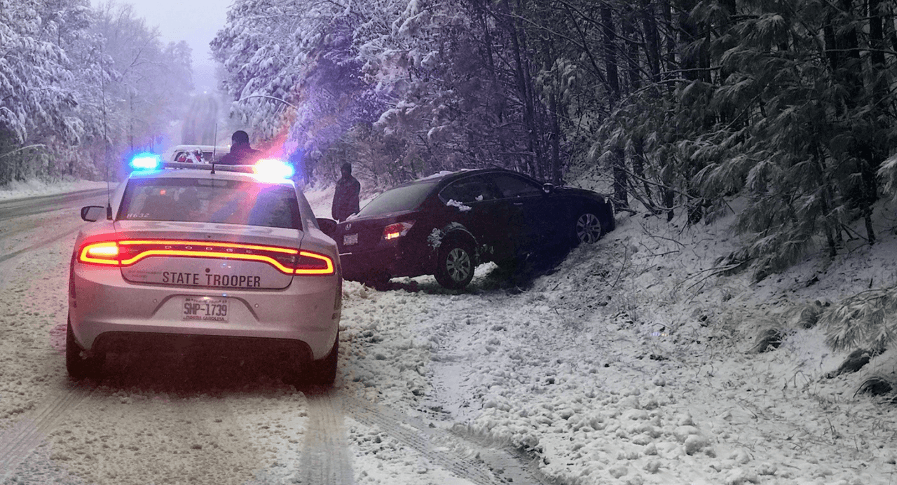 Los oficiales advierten a los conductores sobre el llamado "hielo negro"