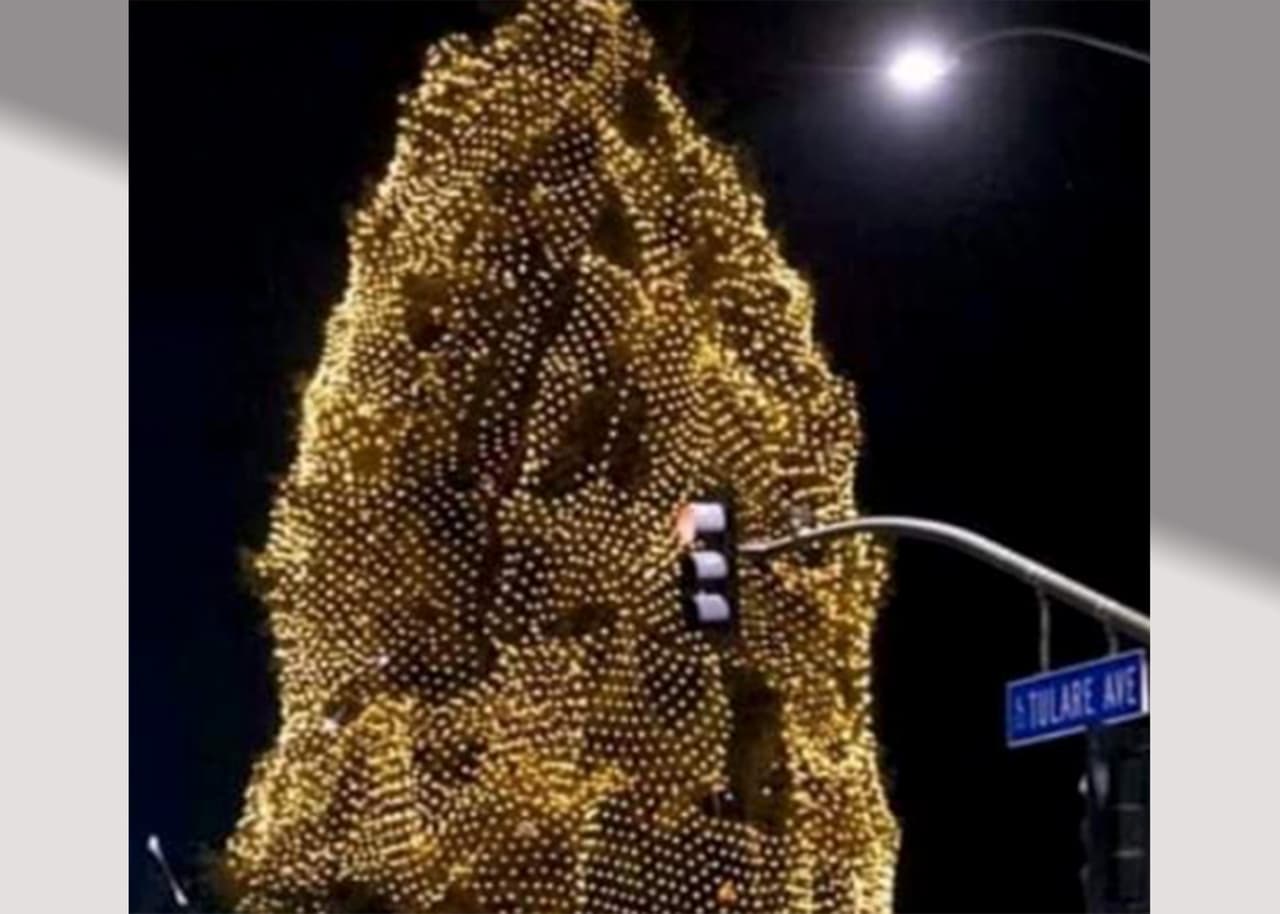 Controversia generó el nuevo árbol de Navidad que instalaron en Tulare