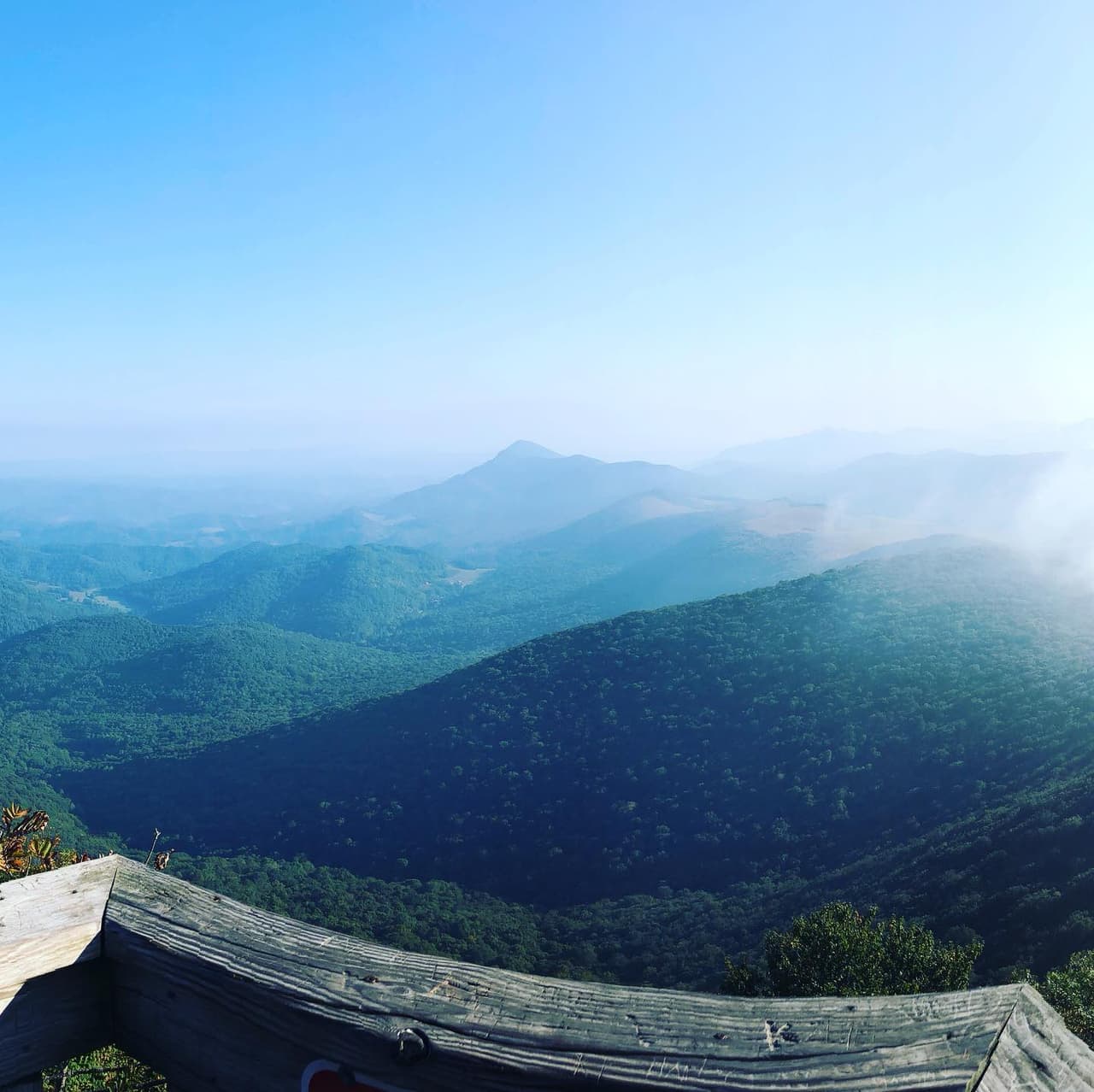 <b>Elk Knob State Park</b>
<br>
<b>Sitio web</b>:
<a href="https://www.ncparks.gov/state-parks/elk-knob-state-park">https://www.ncparks.gov/state-parks/elk-knob-state-park</a>
<br>
<b><a href="https://maps.app.goo.gl/cru6Aqxr5pKFNvSK6">Cómo llegar</a> </b>
<br>
<br>Este parque está ubicado en Boone y es conocido por sus vistas panorámicas. El parque ofrece rutas de senderismo, pesca y oportunidades para hacer picnic.