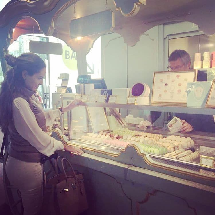 En una escala en París se cumplió algunos antojitos.