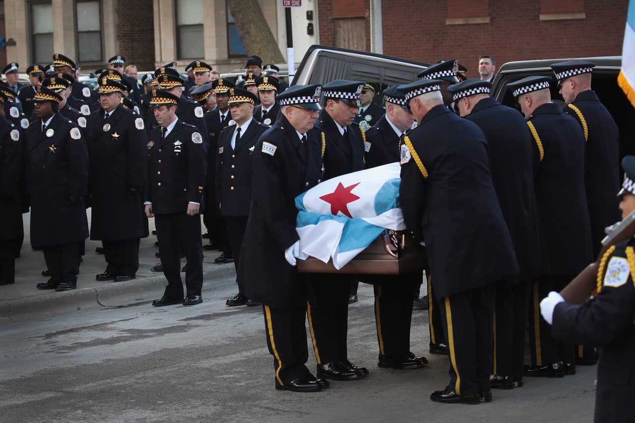 La multitud que se congregó en el lugar guardó silencio mientras se bajaba el cuerpo.
