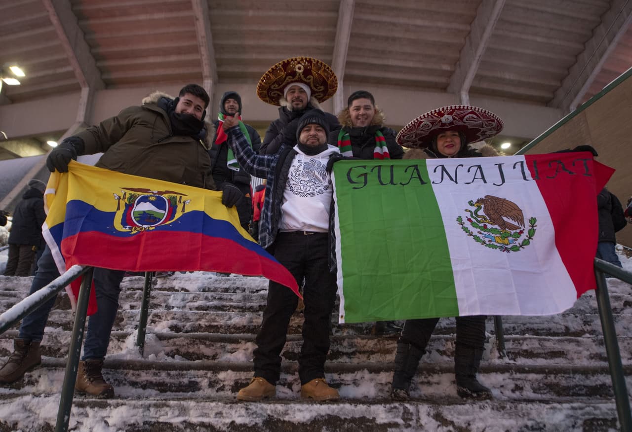 A las aficiones no les importa el frío y acuden al Estadio de la Mancomunidad para apoyar a sus selecciones en el Canadá vs México.