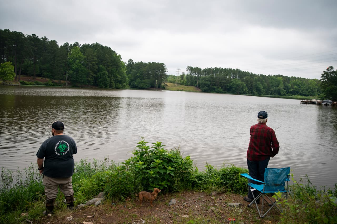 <b>Vete de pesca..</b>.
<b>gratis</b>. El 4 de julio de 2021 es el Día de Pesca Gratis en cualquier cuerpo de agua público en Carolina del Norte. Pesca en cualquier lugar sin licencia. Aún se aplican otras regulaciones, como limitaciones de tamaño y restricciones de señuelos. Si no tienes equipo de pesca, muchas instalaciones operan un programa de préstamo de equipos.