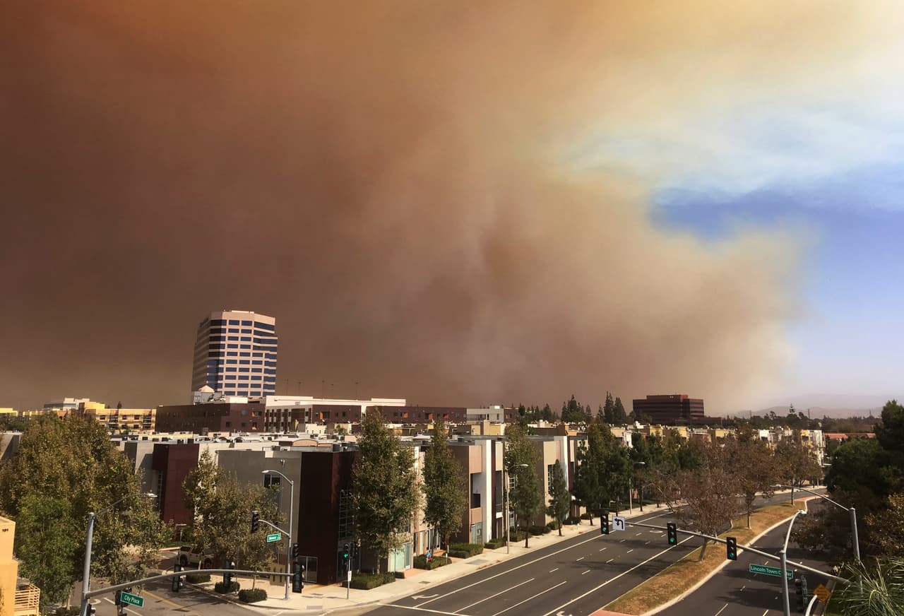 Horas después de que se reportó el incendio, columnas de humo opacaron el cielo sobre varias comunidades en el condado de Orange.