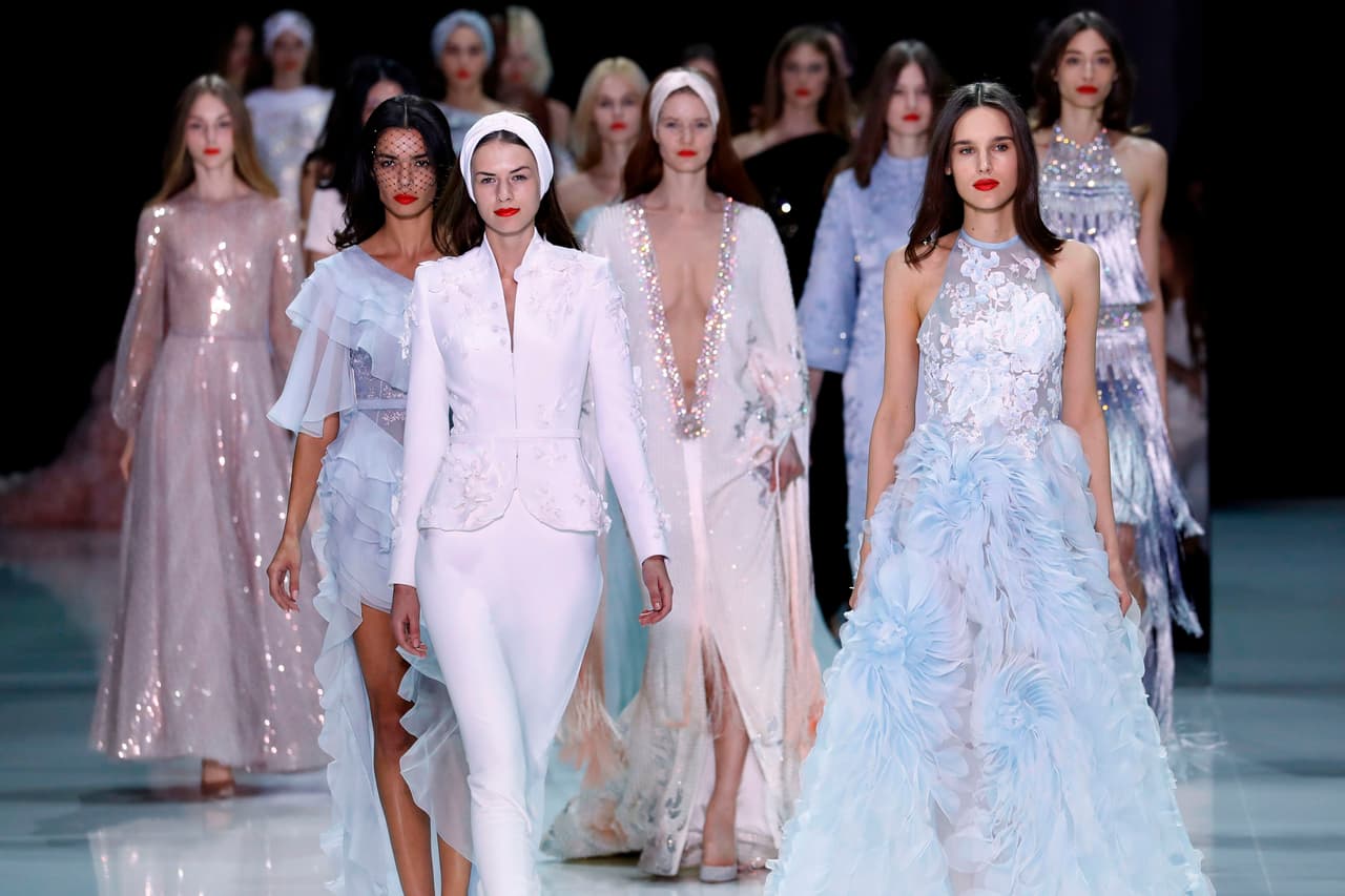 Aunque no está claro que Meghan pueda romper a ese extemo la flema inglesa, es probable que notemos en su vestido algunos de los detalles que distinguen a la marca.