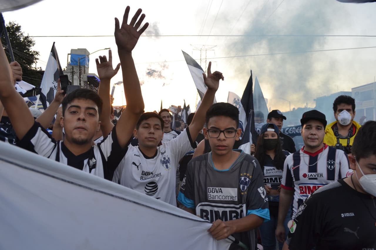 Así recibe la afición de Monterrey a sus jugadores previo a la final de Concacaf Liga de Campeones.