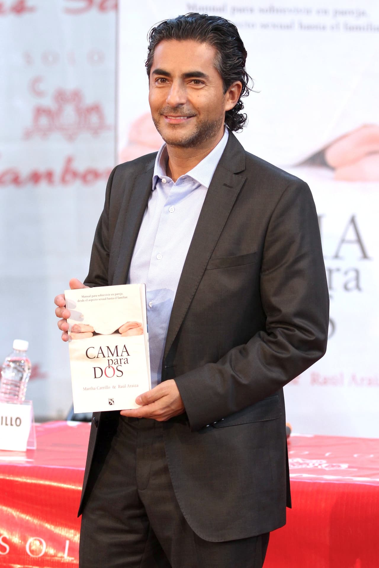 <b><a href="http://www.univision.com/temas/raul-araiza">Raúl Araiza</a></b> se ha alejado de los melodramas, enfocándose a sólo a sus programas de televisión, pues en '
<b><a href="http://www.univision.com/shows/hoy">Hoy</a></b>' y en '
<b>Miembros al aire</b>' es uno de los conductores principales, por lo que ha rechazado algunas propuestas de trabajo.