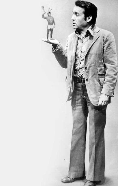 Roberto Gómez Bolaños fue hijo de la secretaria bilingüe Elsa Bolaños-Cacho Aguilar y el pintor, dibujante e ilustrador Francisco Gómez Linares, y el segundo de tres hijos.