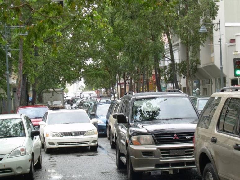 Cierran ambas direcciones de la autopista PR-52 por accidente de un camión