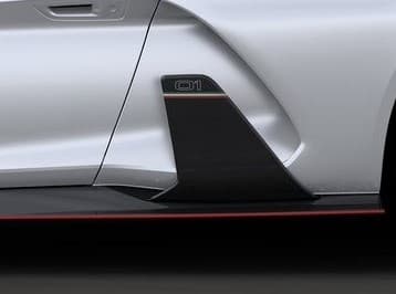 Se puede apreciar en los laterales un pequeño deflector vertical de fibra de carbono, que lleva la leyenda “01” grabada. Obviamente, hace referencia al nombre del modelo escrito en números.