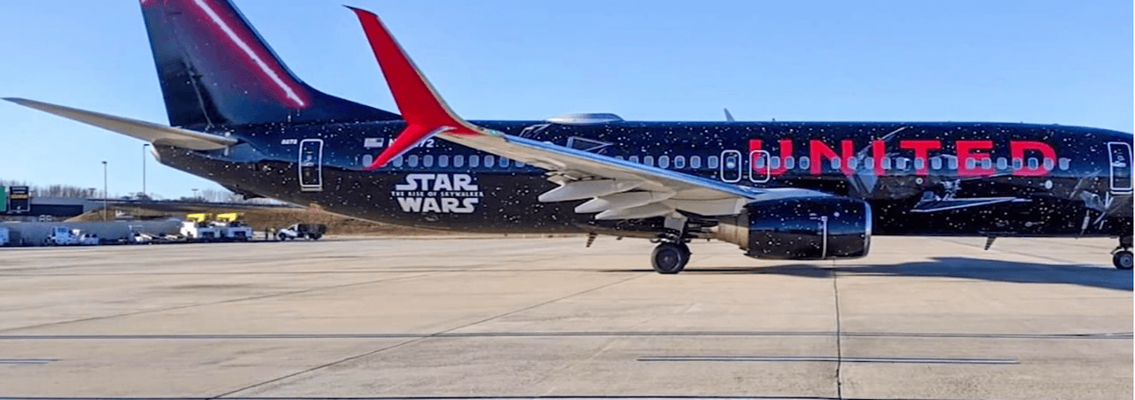 En la curva del fuselaje pintaron el caza principal X-wing y TIE para dar la impresión tridimensional