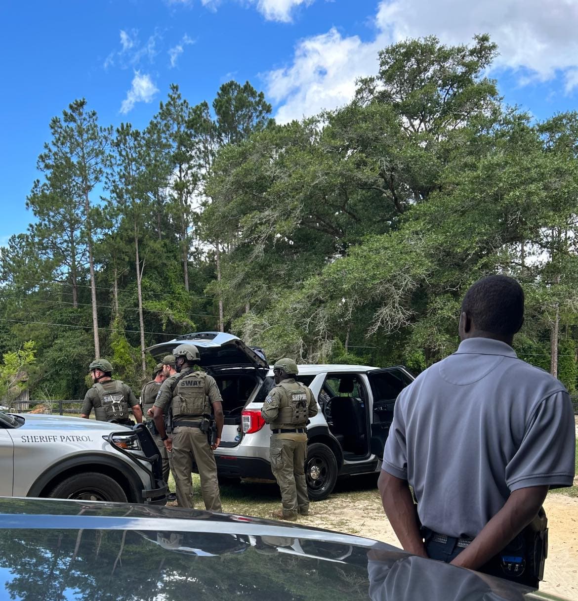 El 4 de junio, una orden emitida en el condado de Appling encontró a “dos personas en la residencia que intentaban retirar pruebas de la casa.
<br>