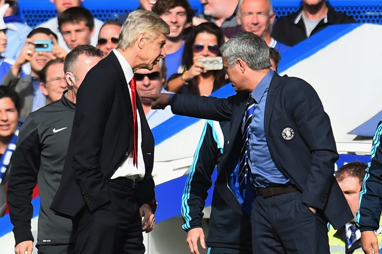 Arsene Wenger y José Mourinho se enfrentaron durante un partido entre Arsenal y Chelsea. De no ser detenidos, se habrían ido a los puños en 2014.