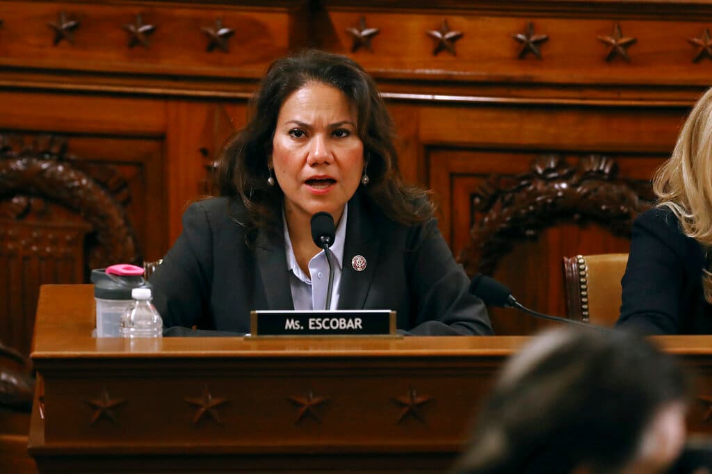 <b>Verónica Escobar</b>, del distrito 16 (El Paso), intervino en el debate y subrayó que Donald Trump debe ser "enjuiciado y procesado" por haber incitado a la violencia que culminó con el asalto al Capitolio. "El 6 de enero de 2021, terroristas atacaron a los Estados Unidos de América. Los que intervinieron y participaron deben ser encontrados y procesados;y aquellos que les ayudaron también y el hombre que los incitó, Donald J. Trump,
<a href="https://twitter.com/RepEscobar/status/1349464561586466816?s=20" target="_blank">debe ser enjuiciado y sujeto a proceso"</a>.