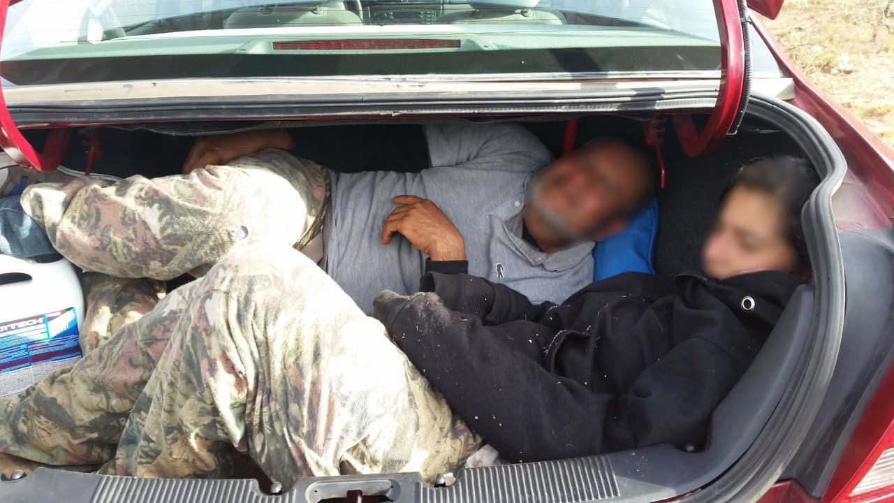 La Patrulla Fronteriza en Arizona descubrió a ocho inmigrantes ocultos en bodegas de vehículos