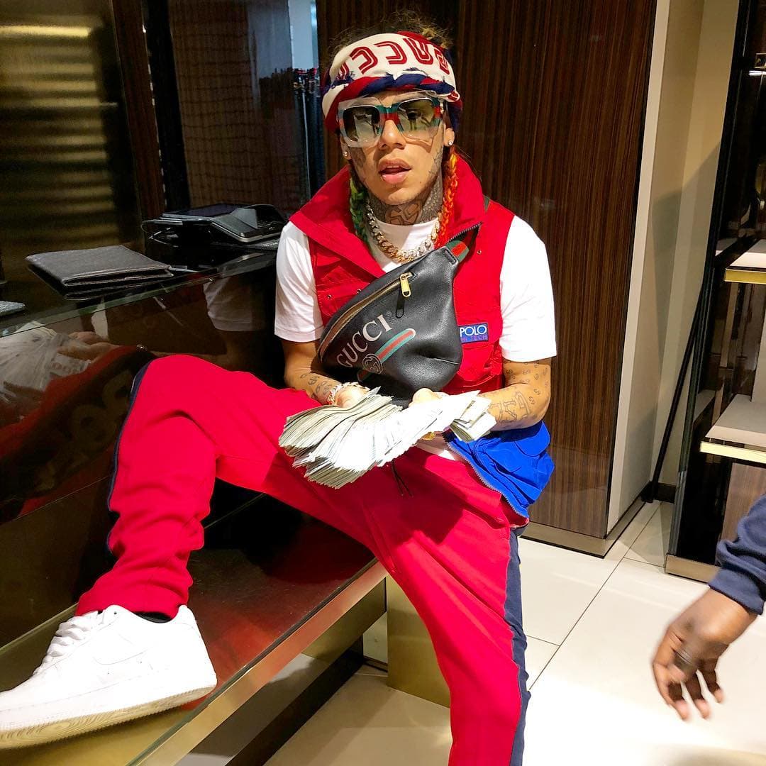 El segundo tiroteo, agregó, sucedió en el Barklays Center cuando el rapero y su equipo llegaron para llevar al boxeador Adrien Broner al ring y se encontraron en el túnel con miembros del grupo del rapero Casanova. Pelearon y afirmó que 'Shotti' le ordenó a un integrante de Nine Trey que abriera fuego contra sus rivales, lo cual hizo, pero nadie resultó herido.