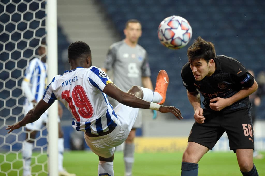 Sin goles se va el partido entre el Manchester City y el Porto. El equipo portugués consigue su calificación como segundo del grupo a octavos de la UEFA Champions League. El mexicano Jesús 'Tecatito' Corona fue tituar durante el encuentro.