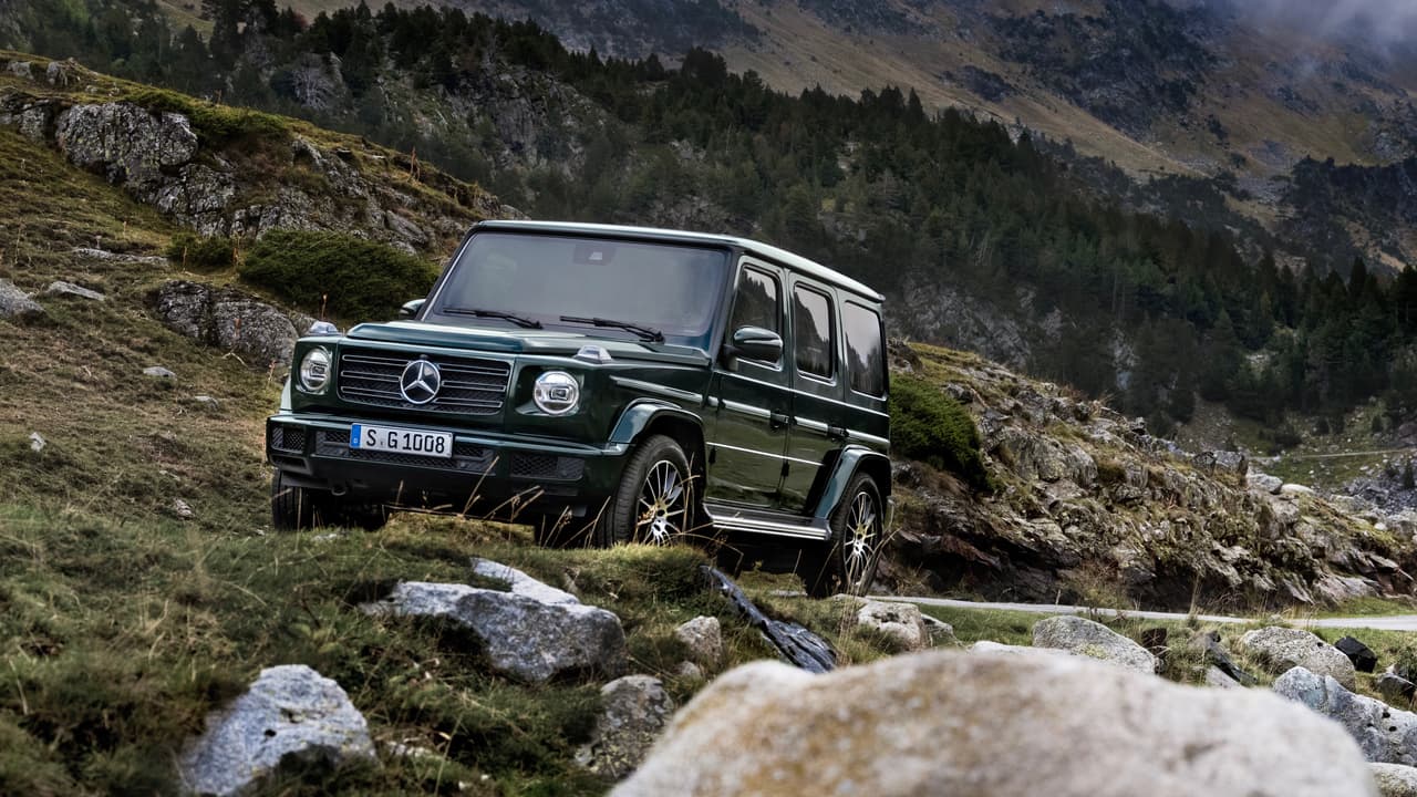 Las diferencias más notables de la nueva generación de la Mercedes-Benz Clase-G respecto al vehículo que reemplaza son los
<b>espejos retrovisores</b> y los
<b>faros delanteros en LED</b> que le dan un aspecto muy particular al tren delantero.