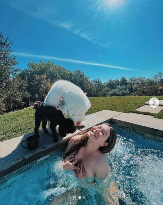 "Me siento bien", compartió sobre su físico, "la gente criticona que no tiene otra cosa más que hacer,
<b>nada más estar criticándome mis curvas</b>".
<br>