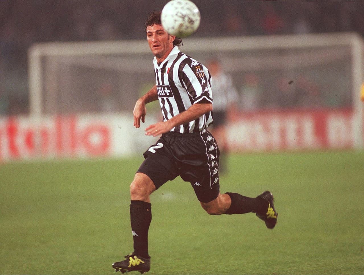 Ciro Ferrara fue uno de los defensas más respetados del fútbol italiano, que fue campeón con Nápoles junto a Diego Maradona y que luego brilló con Juventus en los noventa.