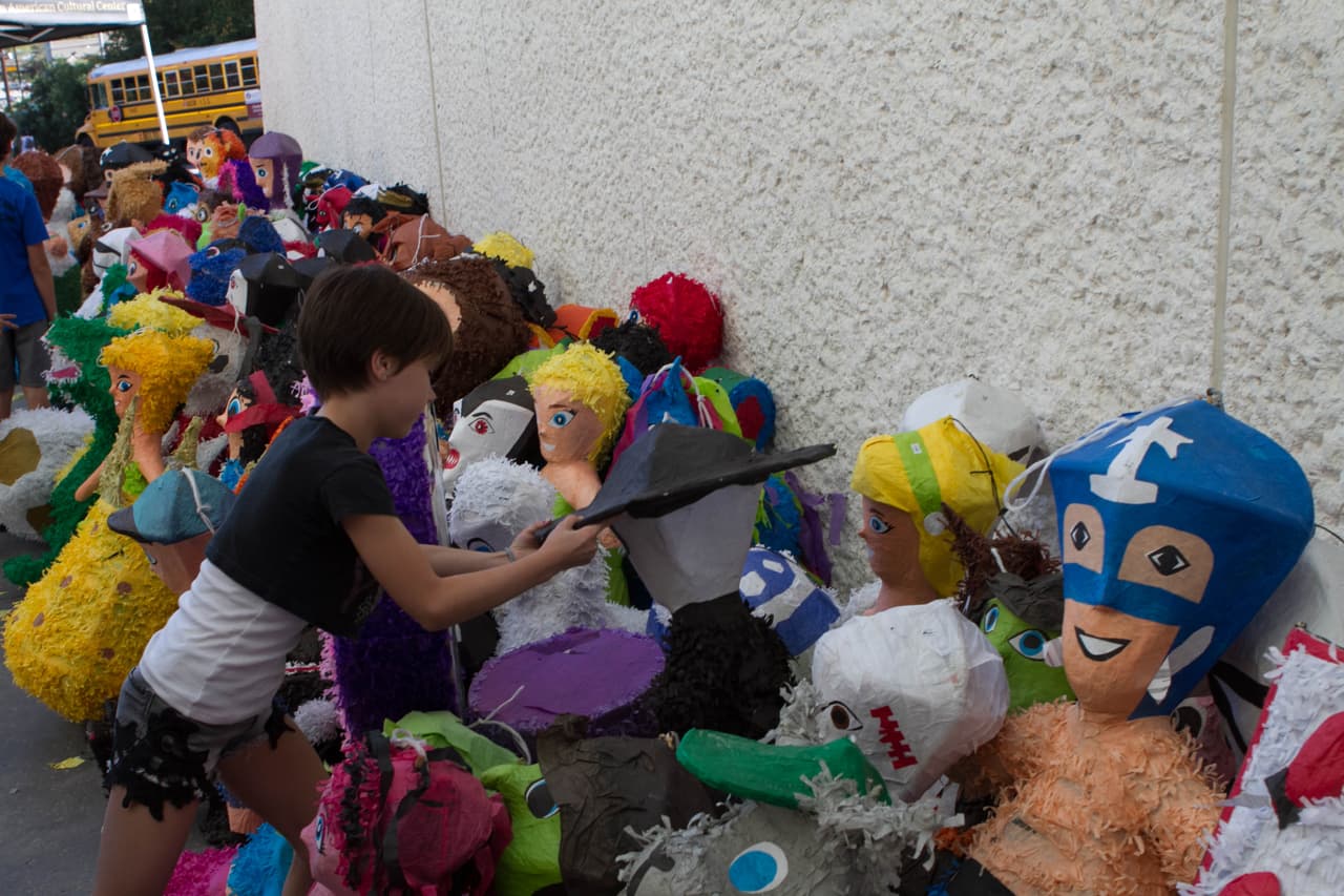 Altares, música, piñatas, papel picado, exhibición de autos antiguos, calaveras, pan de muerto y caritas y manitas pintadas hicieron parte del evento del 'Día de los Muertos' organizado en el Centro Cultural Mexico-Americano de Austin.