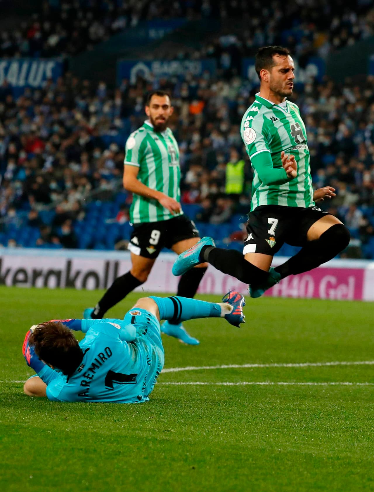 Real Betis golea a la Real Sociedad 4-0 y consigue su pase a la semifinal de la Copa del Rey. Juanmi Jimenez abrió el partido con doblete, mientras que Willian José y Aitor Ruibal sumaron un tanto respectivamente. Los mexicanos Diego Lainez y Andrés Guardado no estuvieron presentes por compromiso con el Tri.