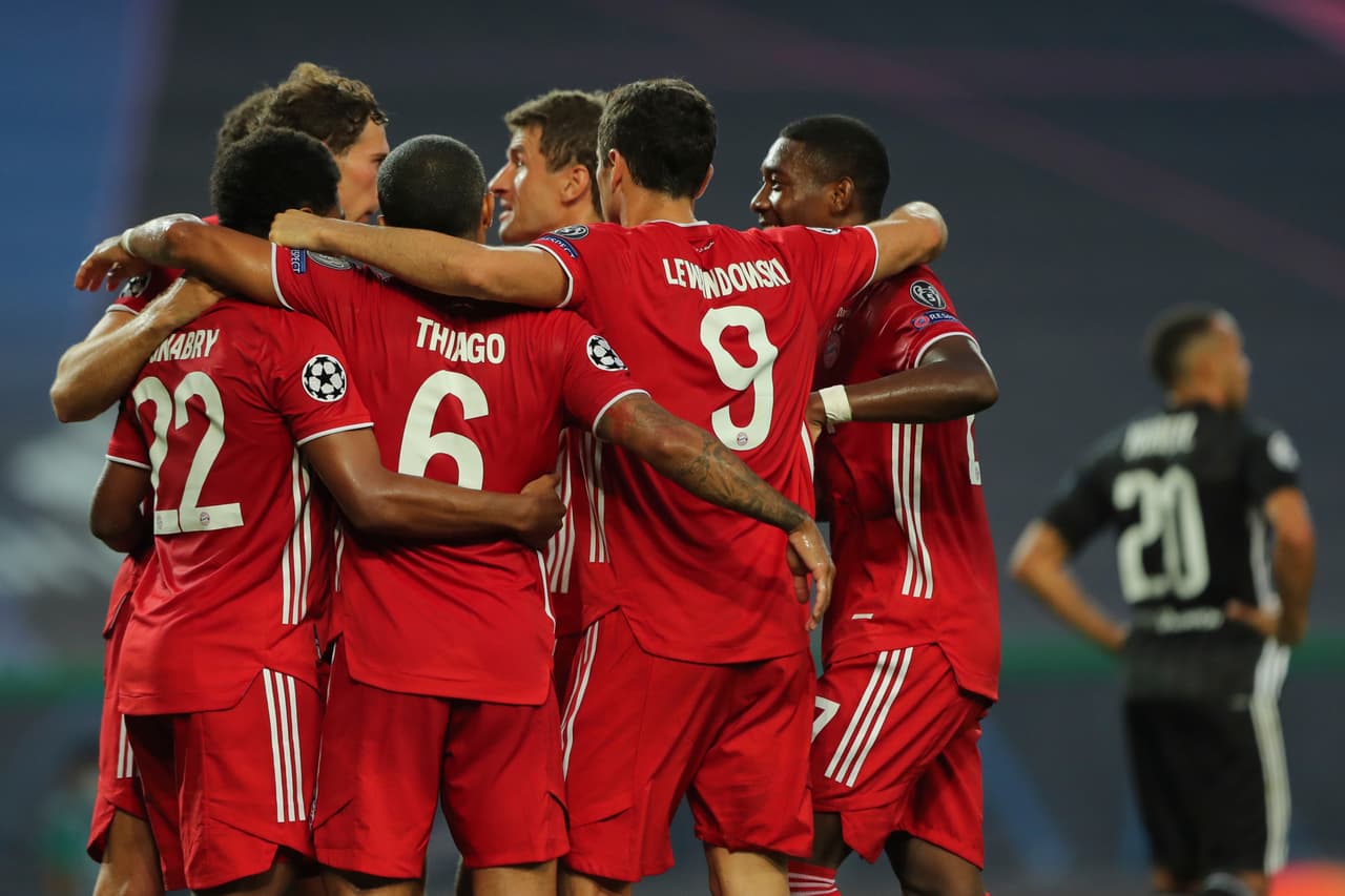 Lewandowski trató de empujar el balón al fondo, pero llegó Gnabry (33’) para marcar su doblete.