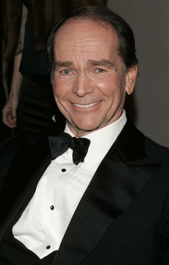 Tras una prolífica carrera en televisión falleció por la enfermedad Parkinson a los 85 años en 2015.