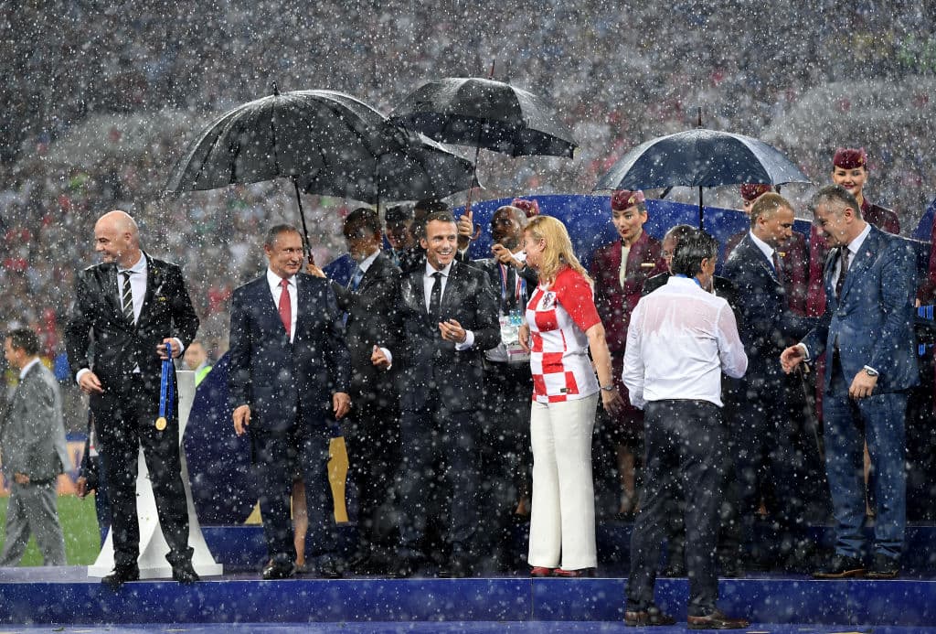 La intensa lluvia en el Estadio Luzhniki hizo de las suyas durante la premiación, donde la Presidente de Croacia, Kolinda Grabar Kitarovic, estuvo desprotegida.