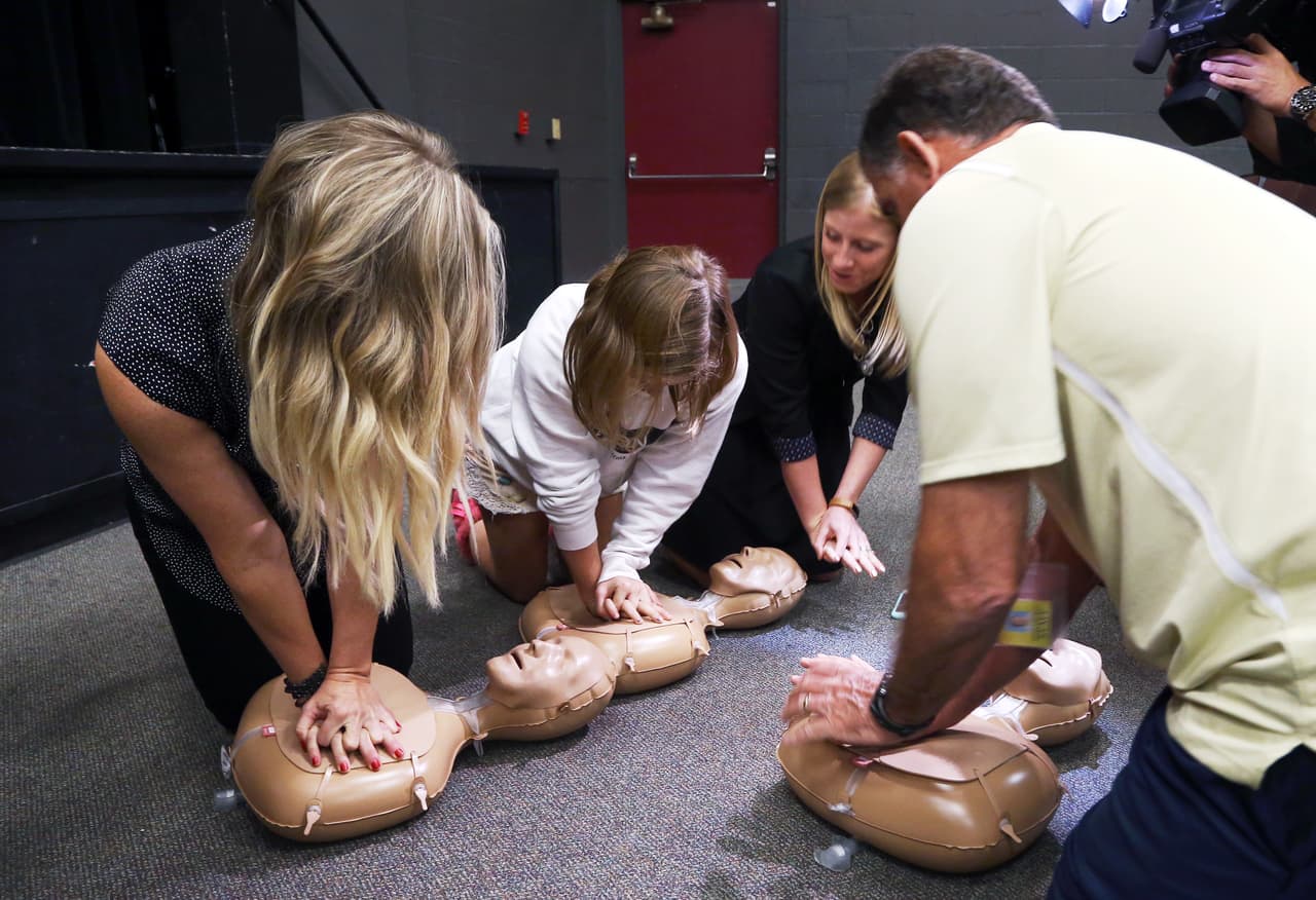 DeSantis firma ley para que estudiantes de Florida reciban entrenamiento en primeros auxilios
