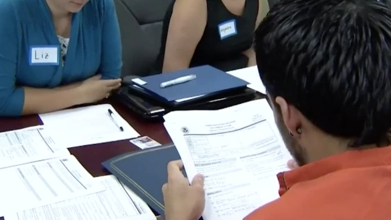 A los 65 años y 15 como residente, el exámen es más sencillo porque solo tienes que estudiar 20 preguntas de las cuales te piden 10 a la hora de la entrevista.