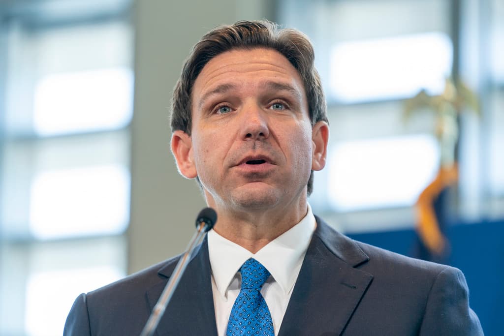 El gobernador de Florida, Ron DeSantis, ha declarado que se han prohibido libros por ser "pornográficos, violentos o inapropiados".